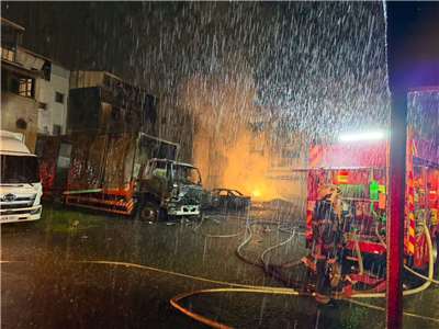 台南市安南區海佃路22日凌晨發生住宅區空地廢棄物起火爆炸，延燒8戶及20輛車，還造成3名消防人員及10名民眾受傷送醫。(台南市長黃偉哲粉專)