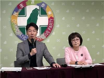 民進黨發言人吳崢(左)表示，行政院已說明會窮盡一切努力儘速編列所需預算，完成相關無人機的採購，民進黨會與行政院一起努力，儘速讓無人機戰力成形。右為立委林月琴。(趙婉淳 攝)