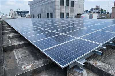 「建物光電新制」今年8月1日起正式上路，不過由於實務上仍有難題待克服，店舖診所與住宅類建物暫緩適用。圖為國發會屋頂建置的太陽光電發電設施。 (圖 : 國發會提供)