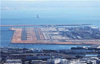 羽田機場4日一架全日空班機差點與國土交通省檢查機相撞。圖為羽田機場C跑道。資料照片。