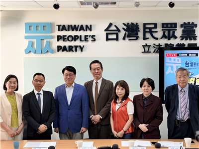 中選會主委游盈隆(左3)4日針對年底地方大選綁公投案，拜會民眾黨團交流意見。(鄭佑漢 攝)