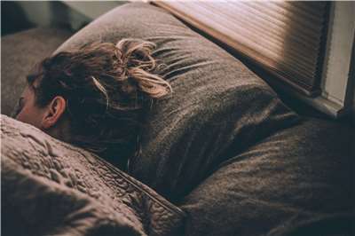 醫生指出，睡眠會影響情緒，情緒也可能影響睡眠，兩者形成惡性循環；長期睡不好還可能影響心肺功能與腦部功能，使得腦部無法清除廢物。示意圖。( Greg Pappas / Unsplash圖庫)