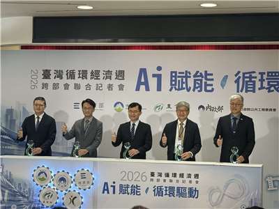 經濟部次長何晉滄(中)表示，將以「AI賦能、循環驅動」為核心，結合科技創新與既有產業優勢，極大化資源循環價值，帶領台灣循環技術躍上國際舞台。(謝佳興 攝)