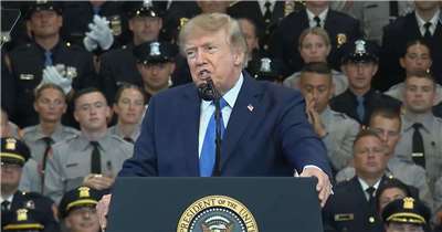 美國總統川普(Donald Trump)14日在紐約長島拿索郡 (Nassau County)向執法人員及支持者演說。(X平台/@WhiteHouse)