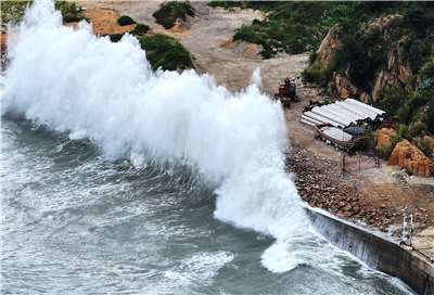 中國氣象單位預測，颱風「白海豚」將於9日傍晚至10日凌晨在浙江三門到福建福鼎一帶沿海登陸。圖為巨浪拍打在福建黃岐鎮海岸。