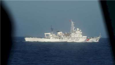 中國海警宣告，持續加強黃岩島領海及周邊區域執法巡查，依法依規處置非法侵權船隻。圖為中國海警船。