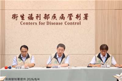 疾管署發言人林明誠(中)4日公布國內新增8例登革熱境外病例。(疾管署提供)