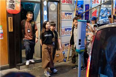 香港警方15日從留下書舍帶走一名店員。店員身穿黑色 T 恤，胸前只寫著六個字「我是書店店員」。(AFP)