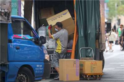 圖為台北市萬華區街頭勞工送貨情形。