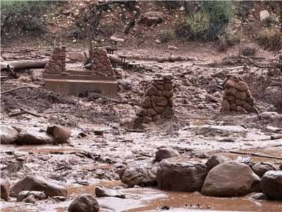 美國大峽谷國家公園發生嚴重暴洪，大量巨石、金屬結構物和其他雜物被沖刷進科羅拉多河。(X@GrandCanyonNPS)