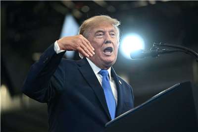 美國總統川普(Donald Trump)14日在紐約長島拿索郡 (Nassau County)向執法人員及支持者演說。(AFP)