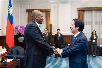 外交部8日表示，非洲友邦史瓦帝尼王國總理戴羅素(左)結束訪台行程。圖為賴清德總統在總統府歡迎戴羅素率團來訪。(圖：總統賴清德臉書)
