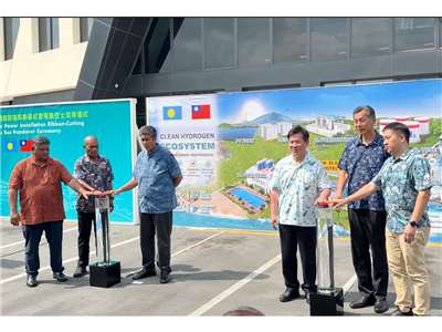 外交部長林佳龍(右三)與帛琉總統惠恕仁(左三)啟動「氫能倡議」，力助帛琉能源自主目標 (圖擷取自外交部影片)