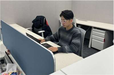 原就職於餐飲業的胤鵬參與「AI智慧應用實戰養成班」，結訓後順利進入新創科技公司擔任AI工程師，為自己的職涯開創嶄新契機。(勞動部提供)
