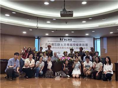 國立原住民族博物館籌備處17日與台大數位人文研究中心簽署合作備忘錄，同時啟動「臺灣原住民族數位典藏庫」上線，推動數位復返與原住民族資料主權。(楊雨青攝)