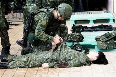國軍年度漢光42號演習持續進行，後備台北旅11日在天母地區進行「戰傷救護」演練，驗證戰時部隊醫療救援機制。(楊仁翔 攝)