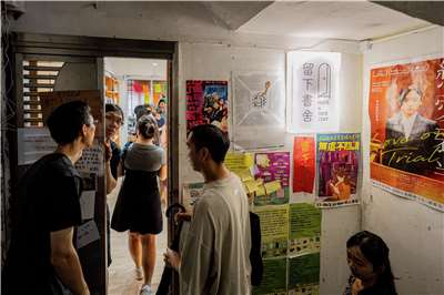 民眾30日排隊到香港獨立書店「留下書舍」(Have A Nice Stay)，在關店前向其道別。