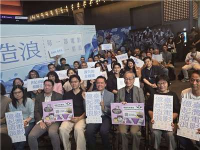 文化部影視及流行音樂產業局與國片聯合行銷委員會31日集結下半年32部國片聯合造勢，文化部長李遠(右三)喊出希望全年度票房達到10億。(江昭倫 攝)