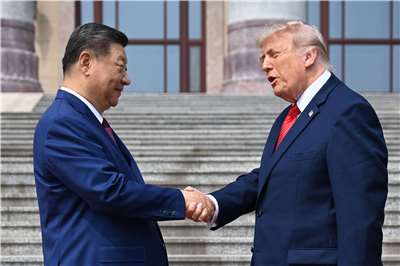 川普總統(右)與中國國家主席習近平預定9月在美國會面，圖為2026年5月14日，兩人在北京人民大會堂握手。資料照片。