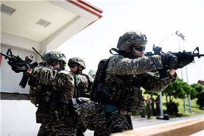 海軍陸戰隊日前全面換發新式「陸戰Ⅰ型背心」，提高官兵穿戴舒適度及戰鬥靈活性。(楊仁翔 攝)