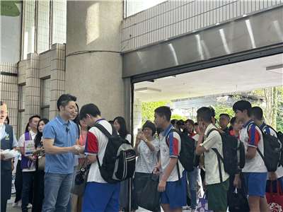 台北市長蔣萬安(左一)在31日開學日當天一早，前往台北市明湖國中歡迎同學上學，也說明自己推出的生生喝鮮奶3.0政策。(楊雨青攝)