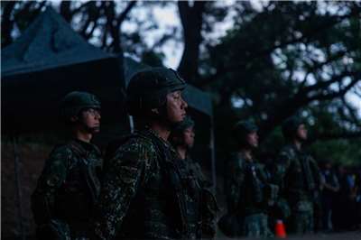 漢光42/馬防部南竿守備大隊混合砲兵連官兵待命進行240榴彈砲實彈射擊。(青年日報提供)