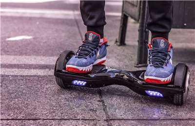 巴黎實施新規，騎乘包括電動滑板車、賽格威(Segway，又稱雙輪平衡車)及懸浮滑板(hoverboard)等機動代步工具者，要求騎士佩戴安全帽並穿戴反光裝備。(Elias / Pixabay圖庫)