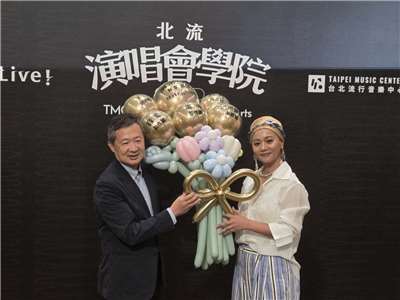 第二屆北流演唱會學院全面升級，北流董事長梁序倫(左)歡迎原住民歌手阿爆(右)化身展演卡司，當學員最佳「考官」。(江昭倫 攝)