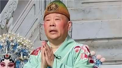 中國相聲演員郭德綱演出京劇「濟公活佛」，即興改編經典紅歌「彈起我心愛的土琵琶」遭舉報。 （取材自紅星新聞）