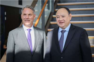 澳洲國防部長馬勒斯（Richard Marles)(左)與菲律賓國防部長鐵歐多洛（Gilberto Teodoro Jr.）在澳洲達爾文舉行兩國國防部長會議。(X@RichardMarlesMP)