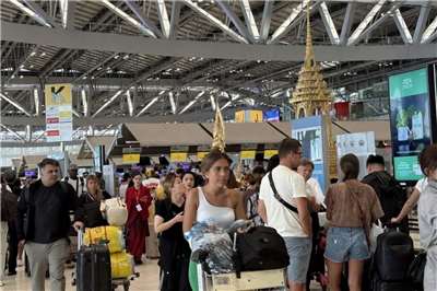 蘇凡納布機場旅遊旺季期間，每天整體旅客量最多達19萬人，淡季則約14萬至15萬人；國際入境旅客平均每天約7萬人，其中下午1時至5時為尖峰時間，每小時入境人數達5000至6000人，對移民查驗能力形成壓力。資料照。