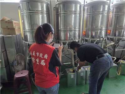 嘉義市統購實業有限公司製售的麻油車冷壓黑麻油苯駢芘超標，日前自主通報衛生局，稽查人員要求業者暫停製造，清查產品流向、通知下架回收等，並抽驗其他批號麻油（圖），待檢驗合格後才能重新上架。（嘉義市衛生局提供）