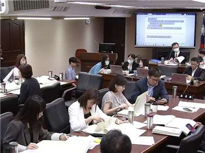 立法院衛環委員會與司法法制委員會16日再次聯席審查「人工生殖法」修正草案，行政院與朝野黨團、立委共提出21個修法版本。(翻攝國會頻道)