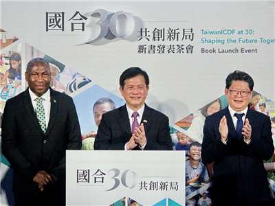 國合會14日發表新書，外交部長林佳龍(中)、國合會祕書長黃玉霖(右)、聖露西亞駐台大使路易斯(Robert Kennedy Lewis，左)等人一起揭開新書封面 (央廣記者王照坤 攝)