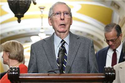 美國共和黨參院大老麥康奈(Mitch McConnell)(圖) 跌倒住院一個多月，最近返家休養。資料照片。