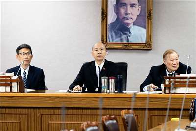 立法院長韓國瑜(圖中)26日針對「無人載具採購特別條例」召集黨團協商，但由於朝野仍難達共識，最終協商宣告破局。相關議案將於27日送院會表決。(楊仁翔 攝)