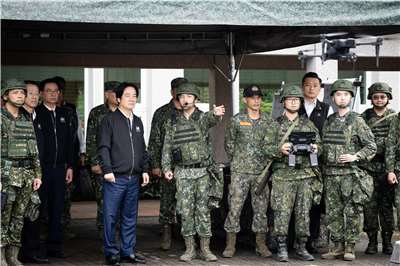 固守國安型態已改變，學者主張，國軍需與民間、媒體、地方政府形成軍民整合協作。圖為去(2025)年12月，賴清德總統至宜蘭視導後備旅教育召集訓練情形。(資料圖片：楊仁翔 攝)