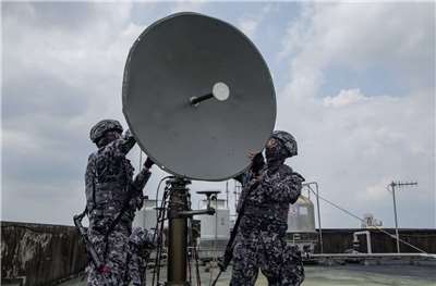 國軍電資部隊架設機動微波系統，確保重要情資及作戰指管命令持續傳遞。（圖：國防部提供）