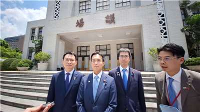 身兼民進黨青年局長的立委陳冠廷(左)今天於立法院接待日本自民黨青年局長平沼正二郎(中)所率領的「日本自民黨青年局海外研修團」。（趙婉淳 攝）