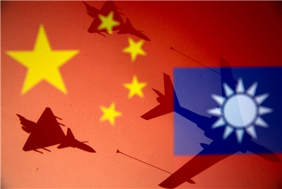 國防部公布「中共解放軍進入台海周邊空域活動示意圖」，國軍於31日中午12時15分至晚間9時10分，在海峽中線以東的台灣西南空域偵獲中共4架次輔戰機、直升機及無人機。示意圖。