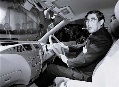 TOYOTA豐田汽車前社長總裁奧田碩(圖)逝世。圖為奧田碩親自駕駛了公司推出的世界上第一款由汽油引擎和電動馬達驅動的商用「混合動力」汽車。資料照片(路透社/達志影像)