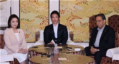 日本公明黨代表竹谷敏子(左起)、中道改革聯合代表小川淳也與立憲民主黨代表水岡俊一31日下午在國會內舉行約30分鐘的黨魁會談，正式決定現階段放棄3黨合併。