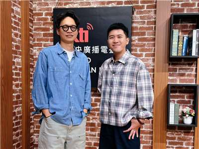 來賓張淦勛（左）與主持人內克