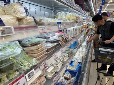 中國7月消費者物價指數(CPI)年增0.5%，低於預期。圖為中國消費者在超市採購情景。資料照。