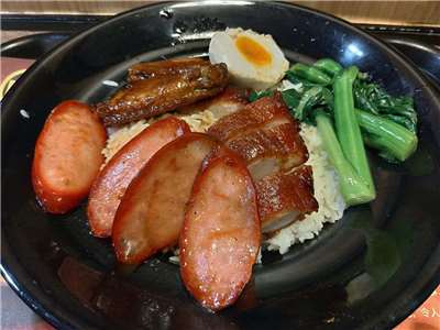 要在台灣找到香港地道美食，說難不難，說易卻算不上易。圖為港式鹹蛋三寶飯。（圖：維基百科）