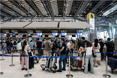 泰國政府計劃將外籍旅客入境費由原先規劃的300泰銖提高至450泰銖(約新台幣435元)，分別為繁忙的曼谷國際機場。資料照片。