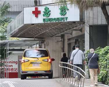 為保障護理師人力與工作權益，立法院今年5月三讀通過《醫療法》修正，將三班護病比正式入法，預計將於2028年5月1日正式施行，本次修法未涵蓋精神科急性病床，引發精神科護理團體質疑。