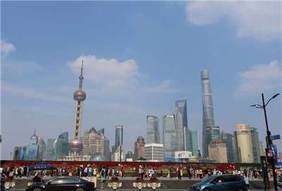 中國由於土地全部屬於國有，因此土地租約期限已成為商用不動產估價與投資重要考量，在土地租期規定動向不明下，投資意願與融資紛紛受阻，進一步加劇房市低迷壓力。圖為上海市知名景點外灘。資料照片 (圖：中央社)