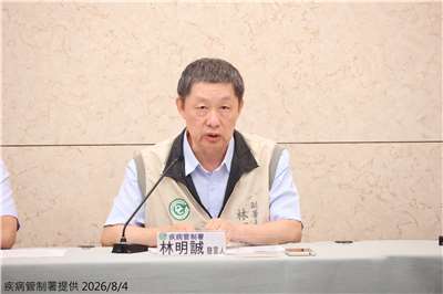 新冠高峰將至，疾管署發言人林明誠4日呼籲民眾、尤其是高風險族群盡快接種疫苗。(疾管署提供)