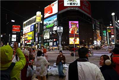 北海道運輸局近日公布數據指出，2025年前往當地旅行的住宿旅客數，相較2024年成長4.2%，總計大約4650萬人次。圖為北海道札幌的遊客在拍照。